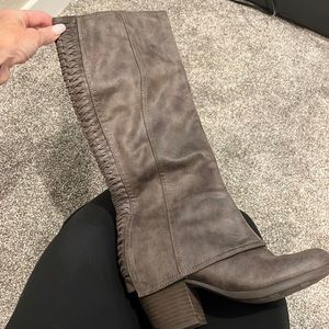 Stunning knee high fergalicious boots